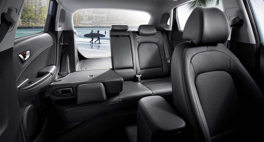 GHẾ ĐƯỢC BỌC DA VÀ NỈ SANG TRỌNG VÀ RỘNG RÃI Hình Ảnh Hyundai Kona - Gầm Cao, Máy Thoáng Và Mạnh Mẽ 12